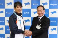 全日本マスターズ陸上競技選手権大会で第1位となった上田十太さん（左）