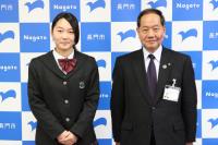 弓道で全国大会に挑む長門高校2年の福田奈穂さん（左）