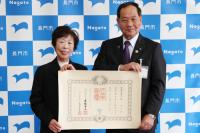 秋の叙勲で瑞宝双光章を受章した保護司の林スマ子さん（左）