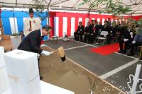 長門市新庁舎建設工事の安全を祈願して鍬入れをする大西市長