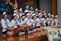 23人の全校児童が、体育館内に声を響かせる