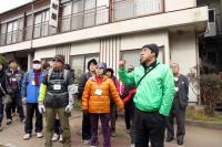 俵山しっちょる会のガイドが温泉街を案内