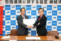 がっちり握手を交わす大西市長（写真左）と末武長北地区連絡会地区統括局長（写真右）