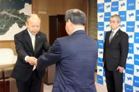 辞令を受け取る大谷副市長