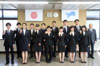 辞令を受け取った新規採用職員ら