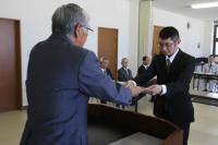 辞令を受け取る新入社員の花岡輝彦さん