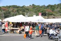 多数の来場者が訪れ、新鮮な海の幸や野菜などを買い求めていた