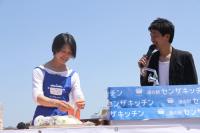 テレビなどで活躍する伝説の家政婦志麻さんがテラスで公開料理
