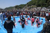 子どもたちに大人気の魚のつかみ取り