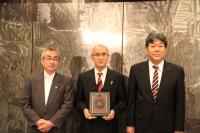 長門市の卓球競技の発展に寄与し、このたび受賞された大内さん(真ん中)