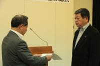 防犯連絡所指導員を107名代表し、西深川の伊達さんが委嘱状を受け取った