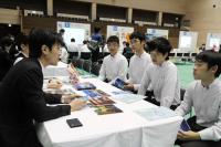 市内の企業担当者が学生に会社概要を説明