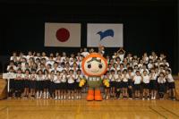 深川小学校5年生80人が花の種や苗を植えた