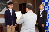 田村氏に経済観光部理事の辞令が交付された