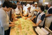 白オクラの試食販売では多くの人が買い求め、すぐに完売に