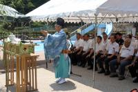俵山八幡宮の宮原宮司が神事を行う