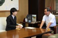 移住コーディネーターの着任を市長に報告する磯野さん