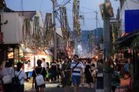 日が暮れ、雰囲気の出てきたみすゞ通り