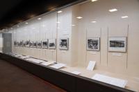 当時の様子を撮影した写真パネル44点などを展示