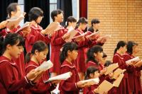 金子みすゞの詩に曲をつけた歌や「犬のおまわりさん」などの童謡を歌う