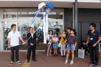 くす玉を割って来場者50万人を祝う