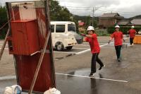 的に向かって水を投げ入れる