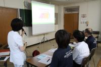 長門総合病院の岡本香子保健師による講義。フレイル予防のポイントが伝えられた