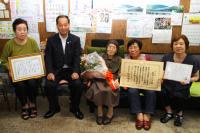100歳を迎え、子や友人からお祝いされる高田さん(中央)