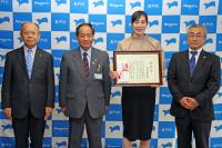 奨励賞の授与を受けたバレーボール全日本メンバーの奥村麻依さん