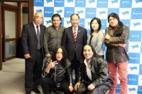 市役所を表敬訪問したリチャリーとその関係者の皆さん