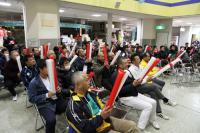 約100人の市民が応援に駆け付けた