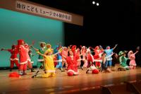 市内の小学校4年生から高校生までの31名が演じる