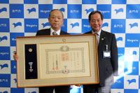 受章の報告に訪れた江原健二さん