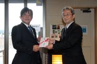 農林中央金庫お中国営業第一部の松川部長から目録が手渡される
