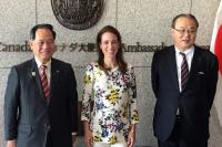 ナディア・ブルジェー首席公使を囲む長門市の大西市長と山口県の弘中副知事