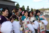 振袖やスーツ姿の新成人265人が式典に参加