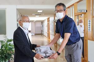 特別養護老人ホームへき楽園の光井施設長に鯨肉が贈呈