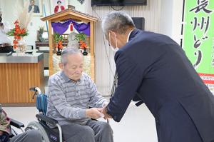 特別養護老人ホーム「恵光苑」で贈呈セレモニーが開催