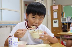 さざえ飯を美味しそうに食べる児童