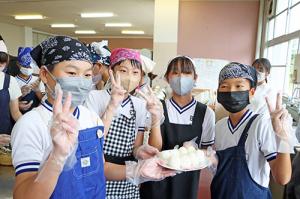 大津緑洋高校の生徒と明倫小学校の児童が塩むすびを試食