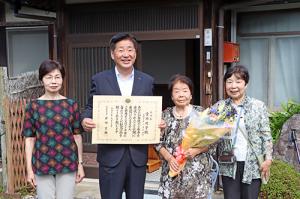 今年度100歳到達する宮垣政子さんを市長が慶祝訪問