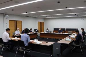 『「笑顔あふれるまち」づくり』をテーマに８人が意見交換