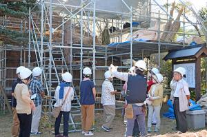 約30年ぶりとなる葺き替え工事を見学