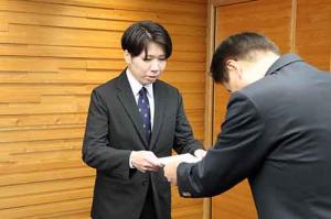 観光交流派遣職員として辞令を受けた藤瀬誉司さん
