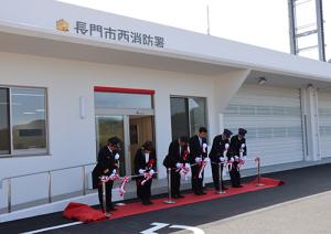 新庁舎玄関前でテープカット