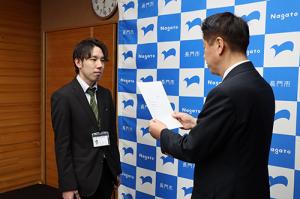 併任徴収職員としての辞令交付を受けた森勇紀主事