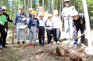タケノコの掘り方を学ぶ様子