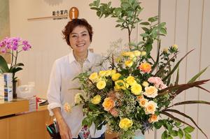 完成したアレンジメントと末永有紀さん