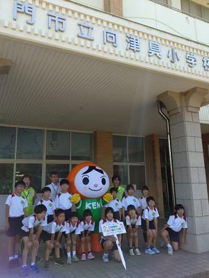 向津具小学校で「人権の花」の苗植えが行われた