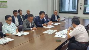 要望書について説明する江原市長
